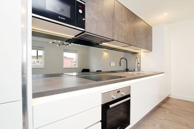 Flat 8 305 Commercial Road, Karam Court, London photo 2