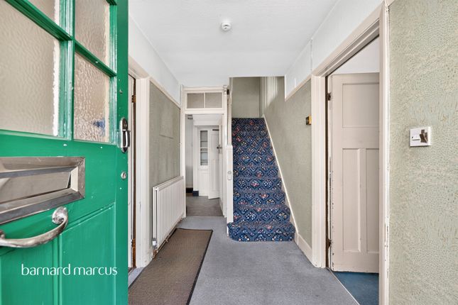 11, White Post Hill, Redhill photo 2