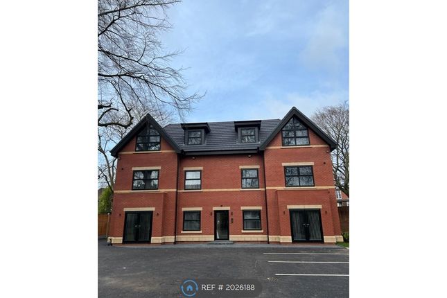 Flat to rent in Clothorn Road, Manchester