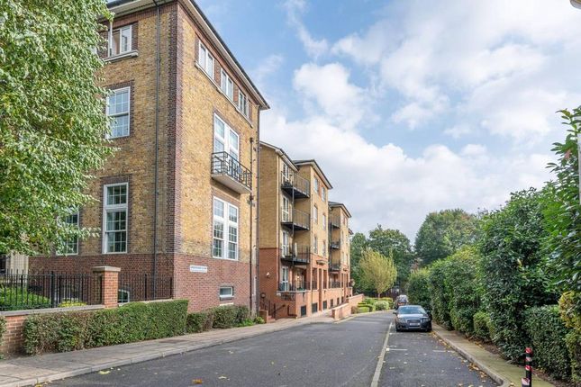 Thumbnail Flat to rent in Greenview Close, London