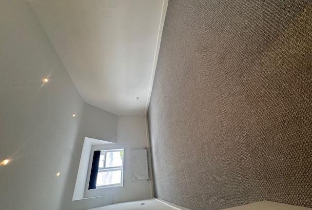 flat 7, 238, Cobham Road, Leatherhead photo 4