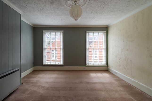 Flat to rent in High Street Back, Ely