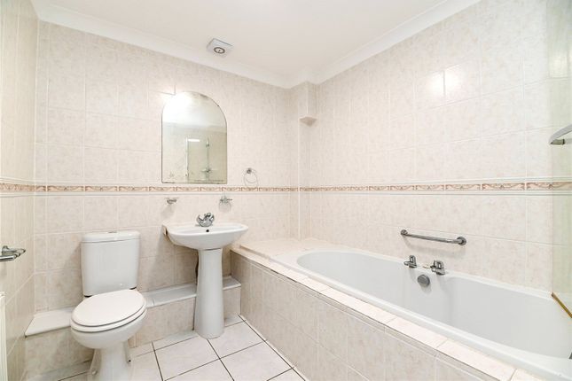 22, Hazelwood Avenue, Hampshire photo 4