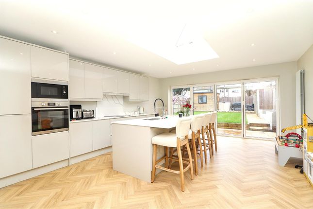 8, Carlton Close, Borehamwood photo 2