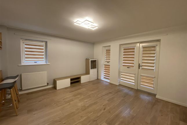 Flat to rent in Matfield Close, Ashford