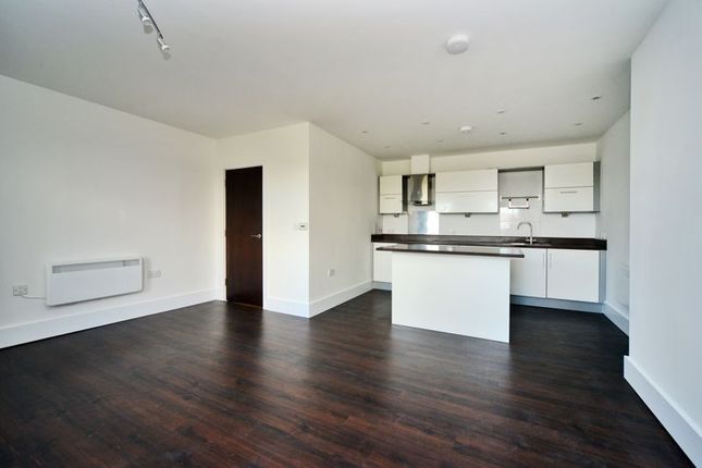 Thumbnail Flat to rent in Hampton Court Road, East Molesey