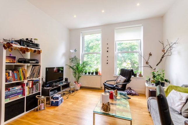 Flat to rent in Border Crescent, Crystal Palace, London