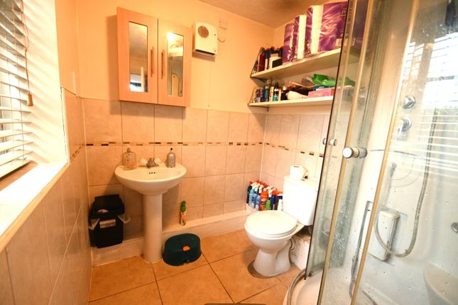 Flat for sale in Hurworth Avenue, Langley, Berkshire