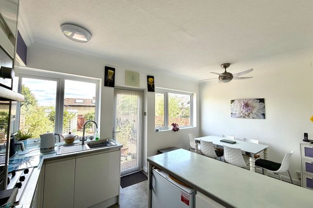 28, Compton Crescent, Chessington photo 3
