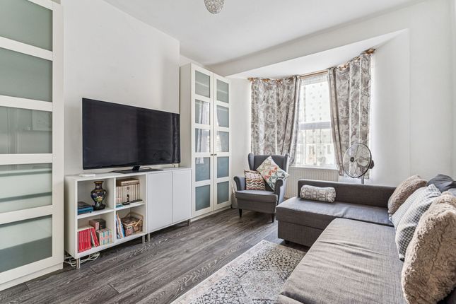 17 Woodford Road, Watford photo 2