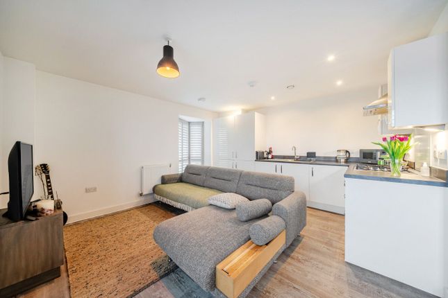 Flat Fourteen, Disraeli House, London photo 3