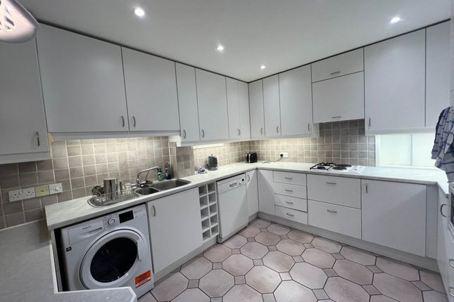 Flat for sale in Deacons Heights, Borehamwood