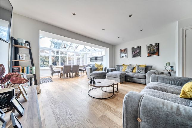 25, Willow Bank, Surrey photo 4