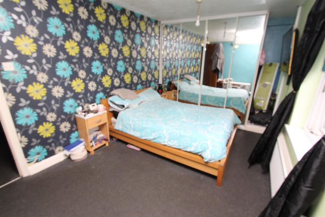 37, Wharncliffe Drive, Bradford photo 4