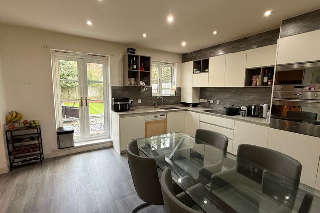 5, Goodhall Close, Stanmore photo 3