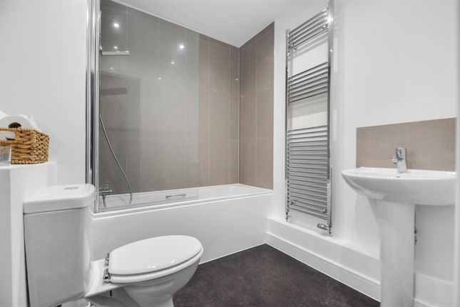 39, James Smith Court, Dartford photo 5