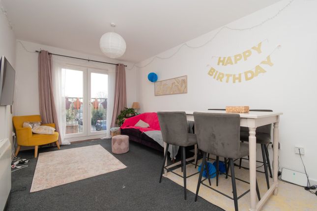 18, Dextor Close, Kent photo 2