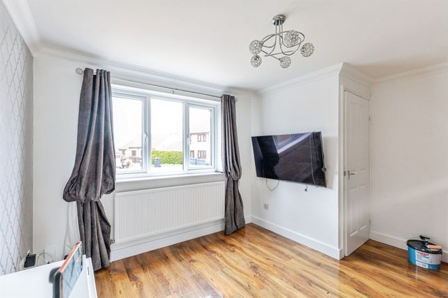 48, De-Ferneus Drive, Raunds photo 2