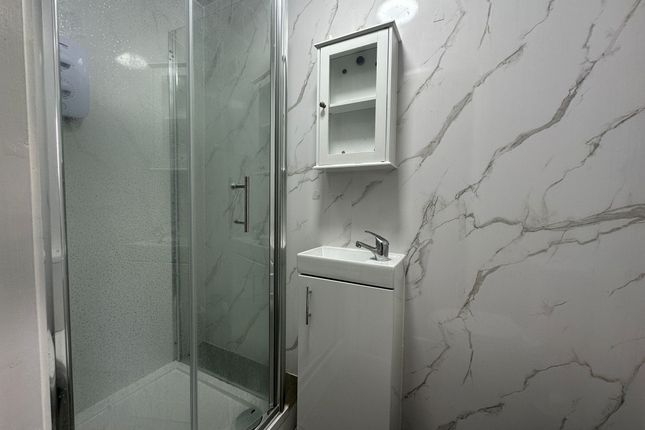 Room 1, 24, Hannibal Road, Staines-upon-Thames photo 3