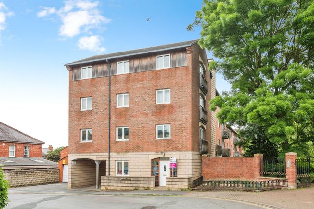 Thumbnail Flat for sale in Lincoln Street, Swindon