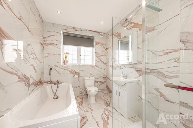 3 Deveron Way, Romford photo 4