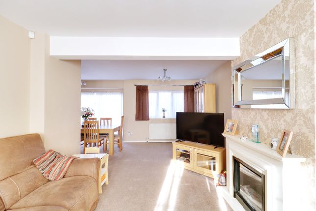 20, Kenway, Rainham photo 2
