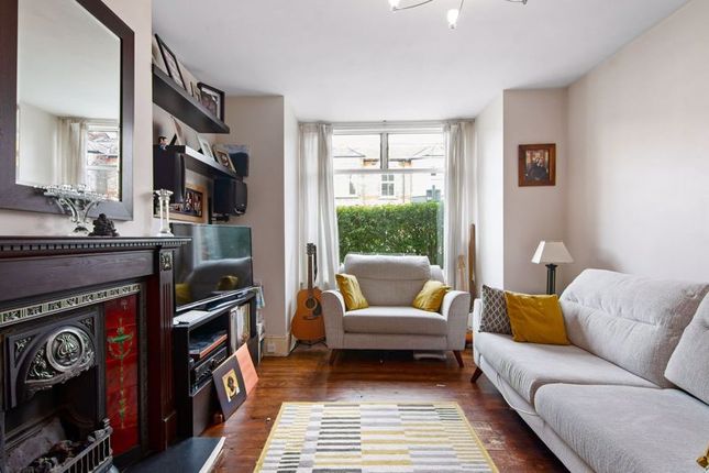 Flat for sale in Leslie Road, London