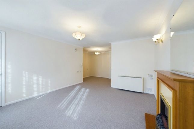 Flat for sale in Magnolia Court, Uxbridge