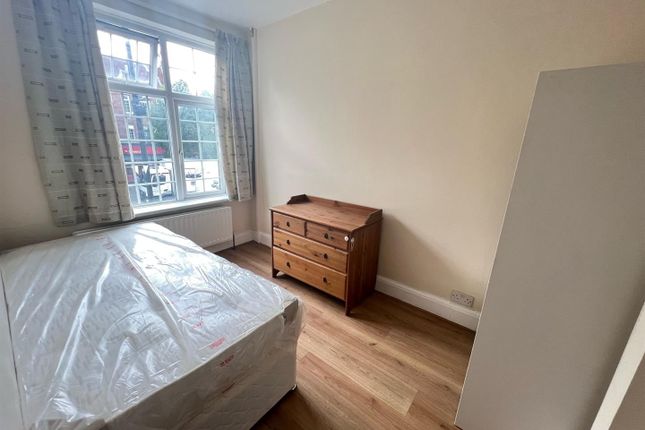 Flat to rent in The Broadway, Greenford