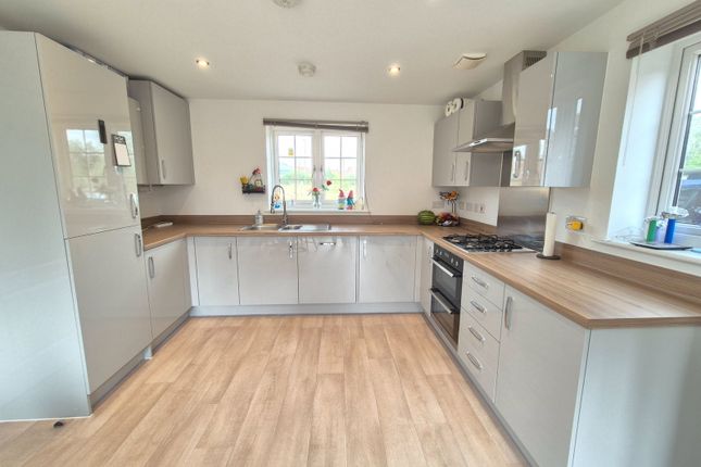 34, Dalmatian Drive, Houghton Regis photo 3