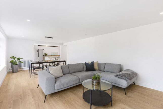 12 East View, Essendon photo 4