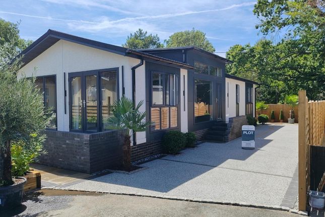 2-bed caravan on 10 The Hermitage, Herschel Grange, Warfield, £495,000