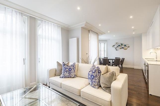 Flat to rent in Hamlet Gardens, Ravenscourt Park, London