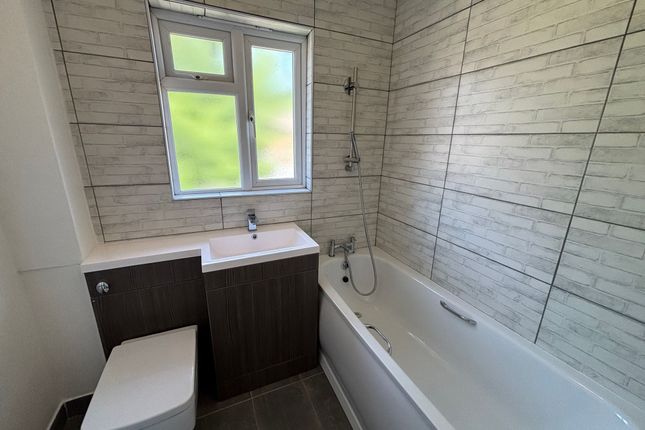 26 Hereward Green, Loughton photo 4