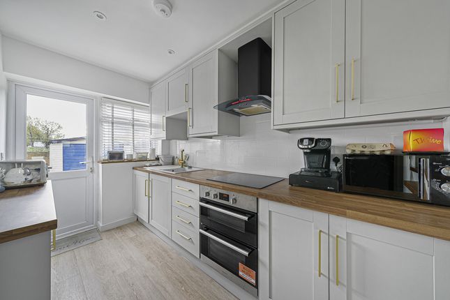 54, Walnut Tree Avenue, Dartford photo 3