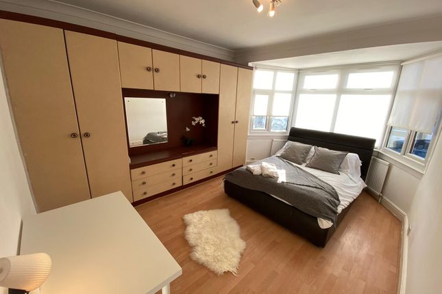 Room 4- £775 Available 25/09/2025