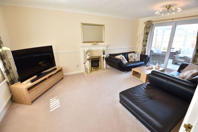 Detached house to rent in Wiveton Close, Luton, Bedfordshire