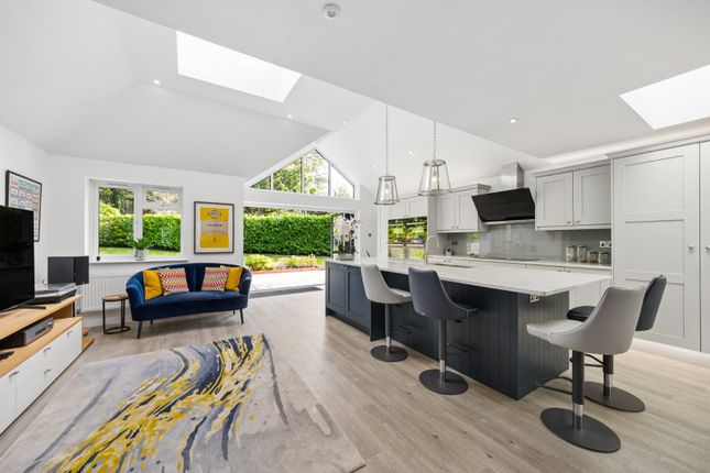 5, Kestrel Close, Farnham photo 3