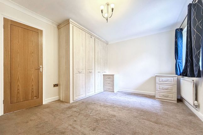 5 Midsummer Court, Edgware photo 4