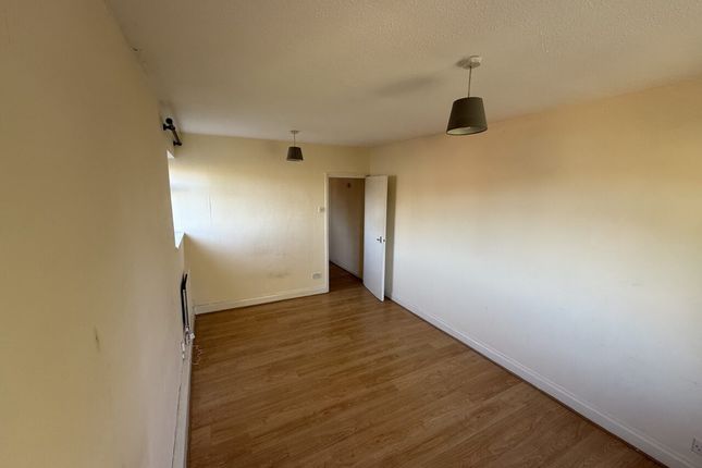 11b, Wood Court, Guildford photo 4
