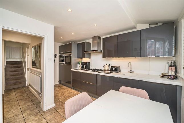 4, Brinton Walk, London photo 3