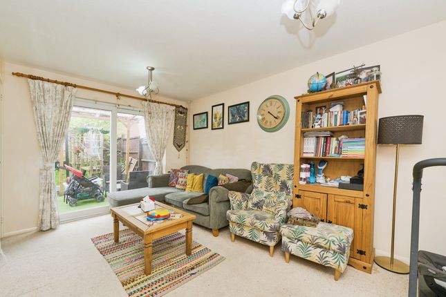 45, Loxwood Close, Feltham photo 3