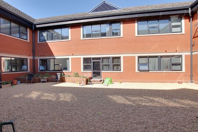 Flat to rent in Pavilions Court, Trowbridge