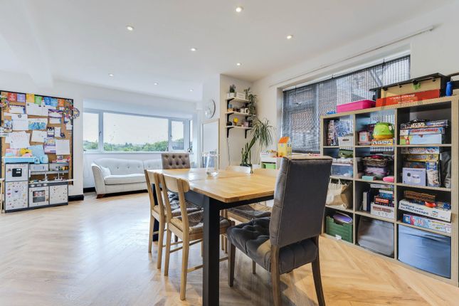 6, Newlay Wood Crescent, Leeds photo 4