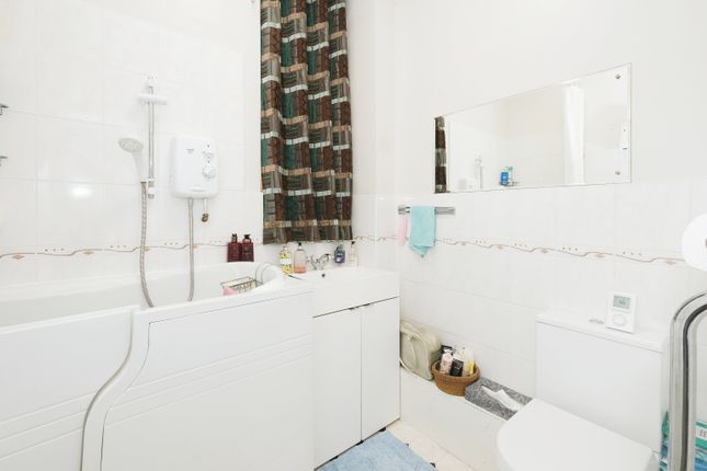 Flat for sale in Berry Court, Hook
