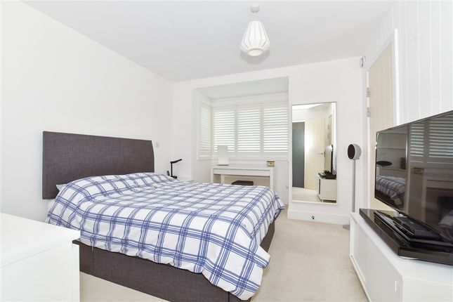 Carlton Close Kings Hill, West Malling photo 5