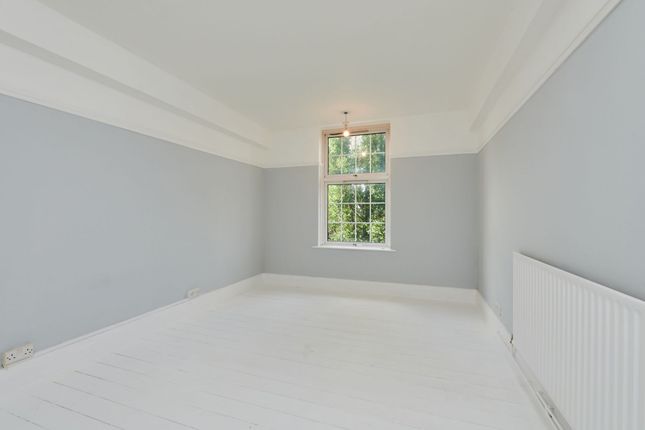 27 Telford Court, Streatham High Road, London photo 4