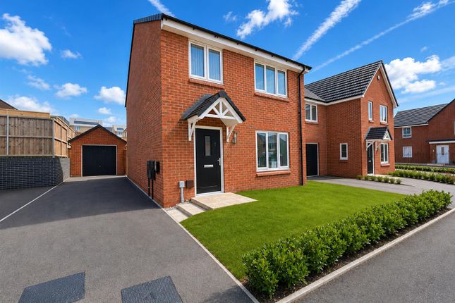 4-bed house on 1, Burdock Pass, Blackburn, £1,850/mo