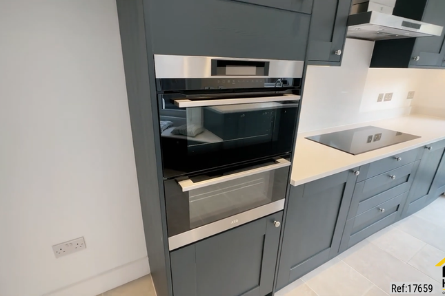 31 Roland Gardens, London photo 2