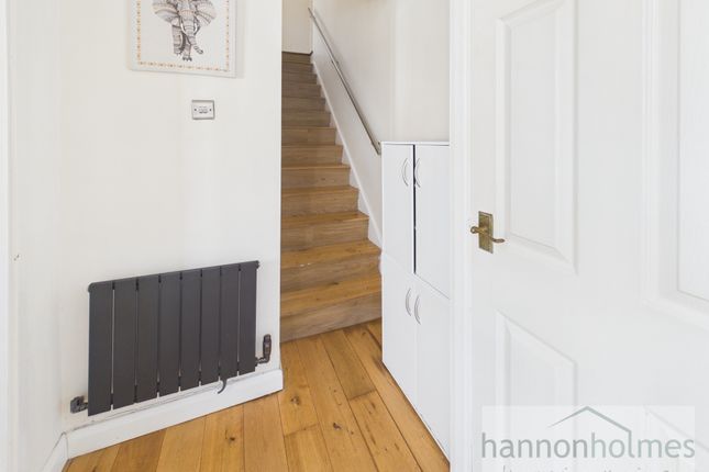 18, Barnfield Close, Manchester photo 2